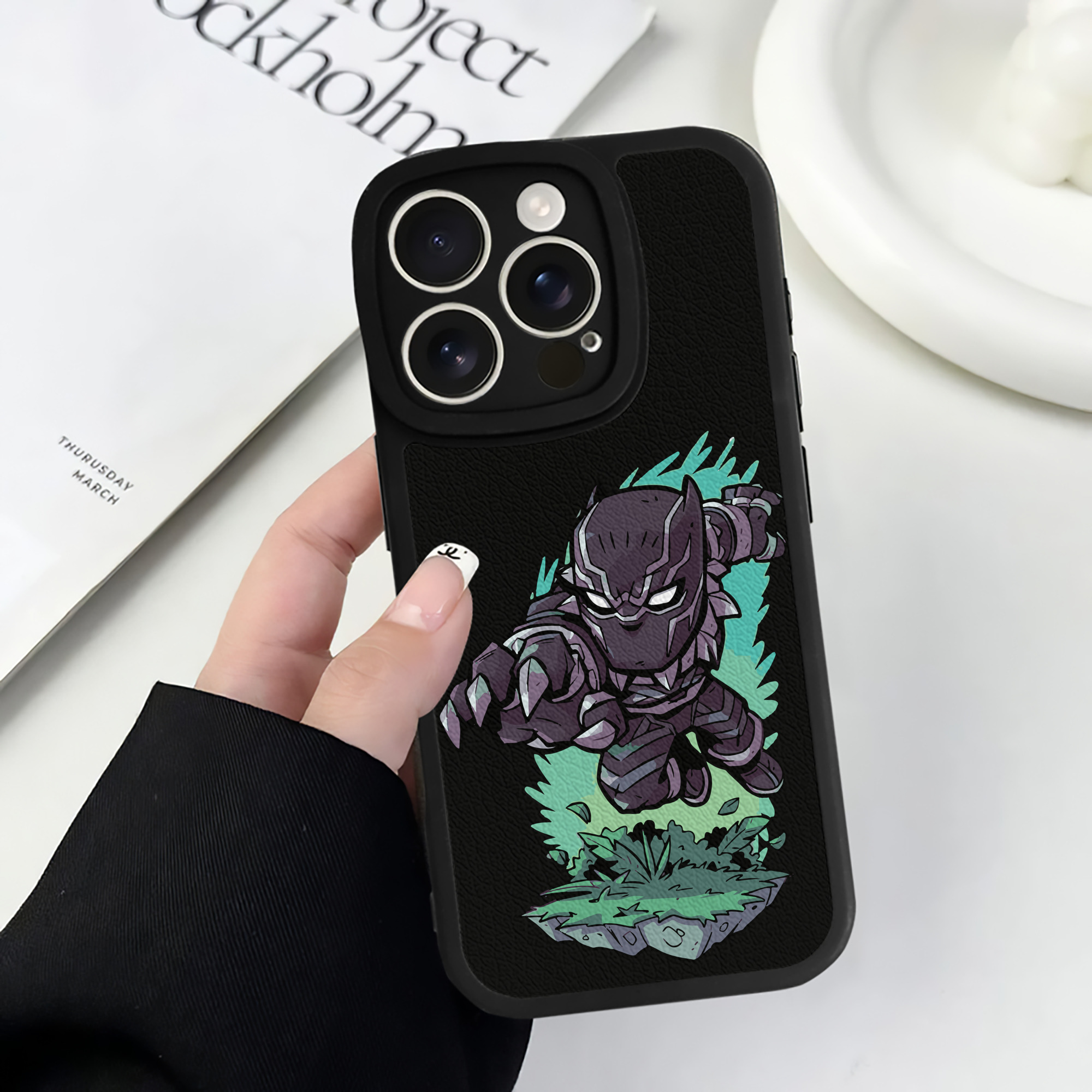 （画像用） アベンジャーズ The Avengers 【iPhone 16シリーズ対応】シリコンスマホケース（レザー調） 材質：シリコン